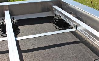 Thanks to the double grooves, the spacers with their stamped studs are friction-locked, screwed into the punched groove, therefore creating a stable sub-structure. Elefeet® rail system with pedestals